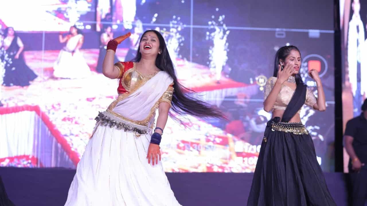 सोशल मीडिया सेन्सेशन आणि महाराष्ट्राची लोकप्रिय नृत्यांगणा म्हणून गौतमी पाटील नेहमीच कोणत्या ना कोणत्या कारणाने चर्चेत असते. तिच्या लावणीतील अदाकारी, तिच्या कार्यक्रमासाठी चाहत्यांची होणारी गर्दी यामुळे ती सतत प्रसिद्धीझोतात असते.
