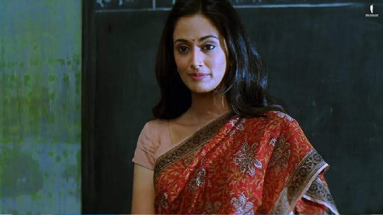 ‘स्वदेस’च्या रिलीजनंतर 2005 मध्ये त्यांनी उद्योगपती विकास ओबेरॉय यांच्याशी विवाह केला. लग्नानंतर त्यांनी पूर्णपणे चित्रपटसृष्टीपासून दूर राहण्याचा निर्णय घेतला. आज ती हजारो कोटींच्या संपत्तीची मालकीण आहे.