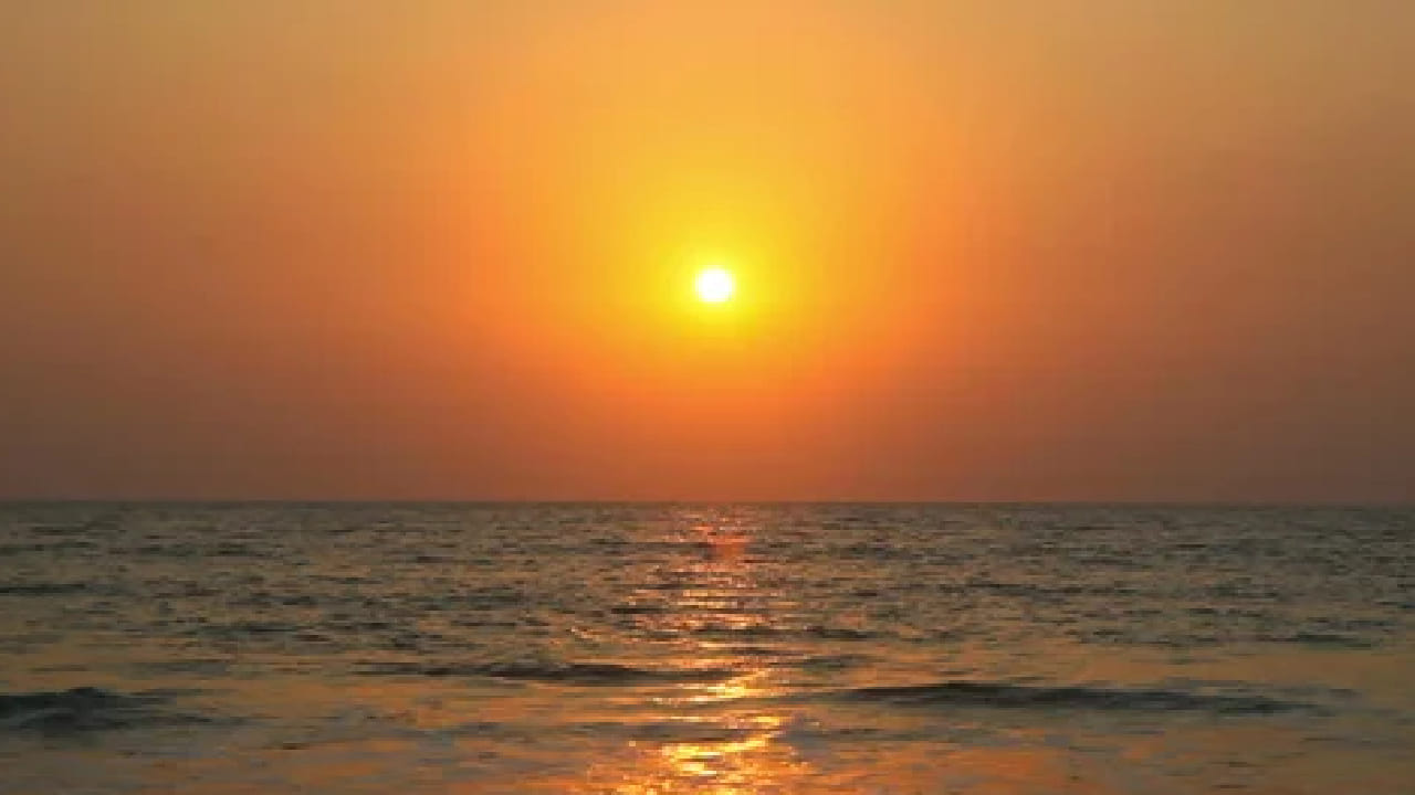 गोव्याचा पालोलेम बीच हा त्याच्या शांत वातावरणासाठी ओळखला जातो. त्याचा वक्र आकार असा आहे की सूर्य अगदी समोर मावळताना दिसतो. इथे लोक शांतपणे बसून या क्षणाचा आनंद घेतात.