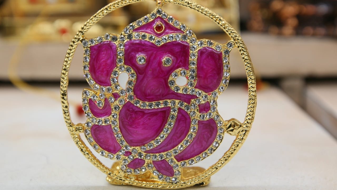 भारतीय संस्कृतीत सण-समारंभ किंवा शुभ कार्यात भेटवस्तू देण्याची जुनी परंपरा आहे. अनेकदा आपण कोणाच्या गृहप्रवेशाला किंवा लग्नाला देवाच्या मूर्ती भेट म्हणून देतो. पण अनेकदा अशा भेटवस्तू देणं टाळावं, असा सल्ला दिला जातो.