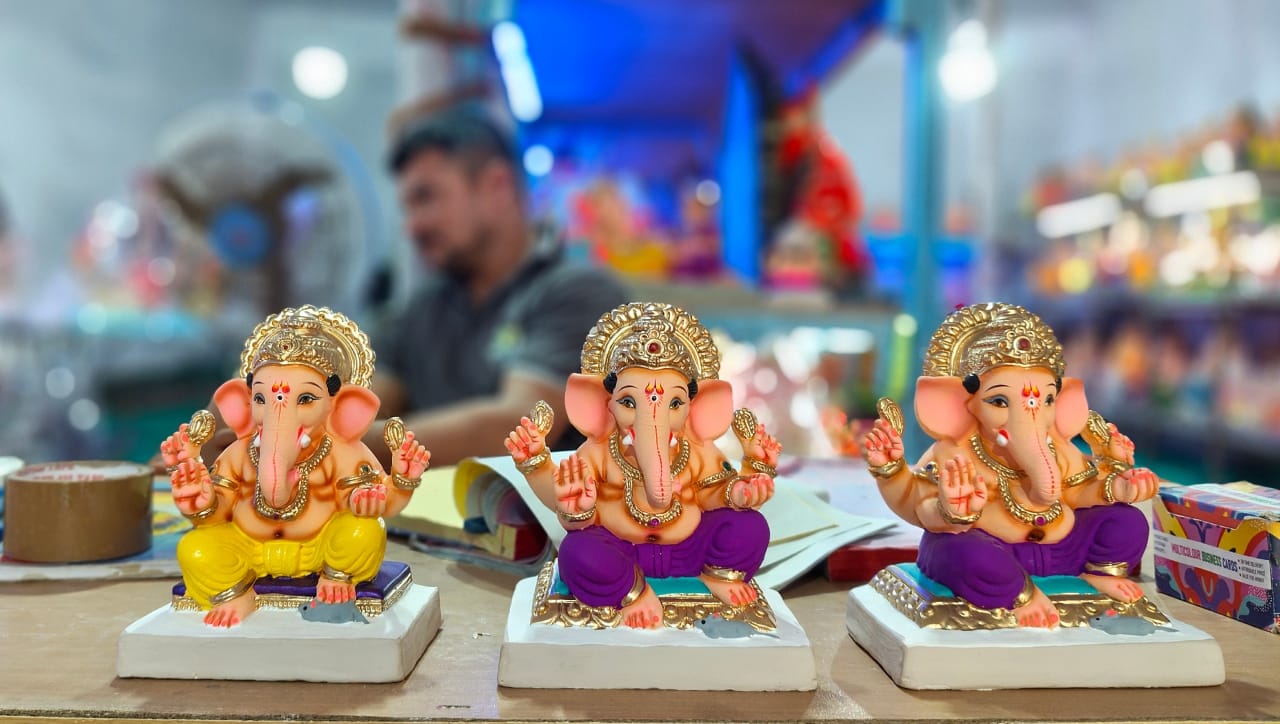 जर तुम्हाला एखाद्याला आध्यात्मिक भेट द्यायचीच असेल, तर मूर्तीऐवजी धार्मिक ग्रंथ, पोथी किंवा संतांची चरित्रे भेट देणे अधिक श्रेयस्कर मानले जाते. तसेच, जर समोरच्या व्यक्तीने स्वतःहून एखाद्या विशिष्ट मूर्तीची मागणी केली असेल, तरच ती भेट म्हणून द्यावी.