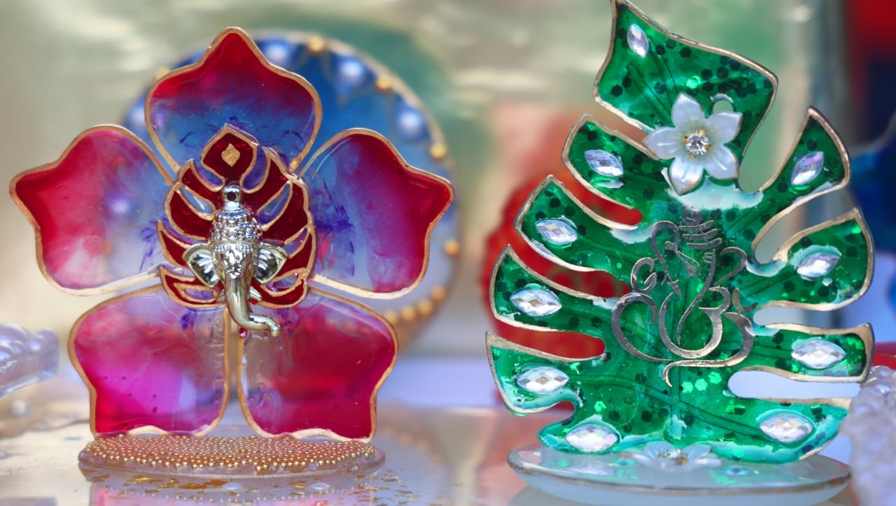 भेटवस्तू नेताना किंवा ठेवताना मूर्तीला साधा तडा गेला किंवा तिचा कोणताही भाग खंडित झाला, तर ती घरात ठेवणे अशुभ मानले जाते. अशा परिस्थितीत ती मूर्ती विसर्जित करावी लागते, ज्यामुळे भेट देणाऱ्याच्या भावना दुखावू शकतात.