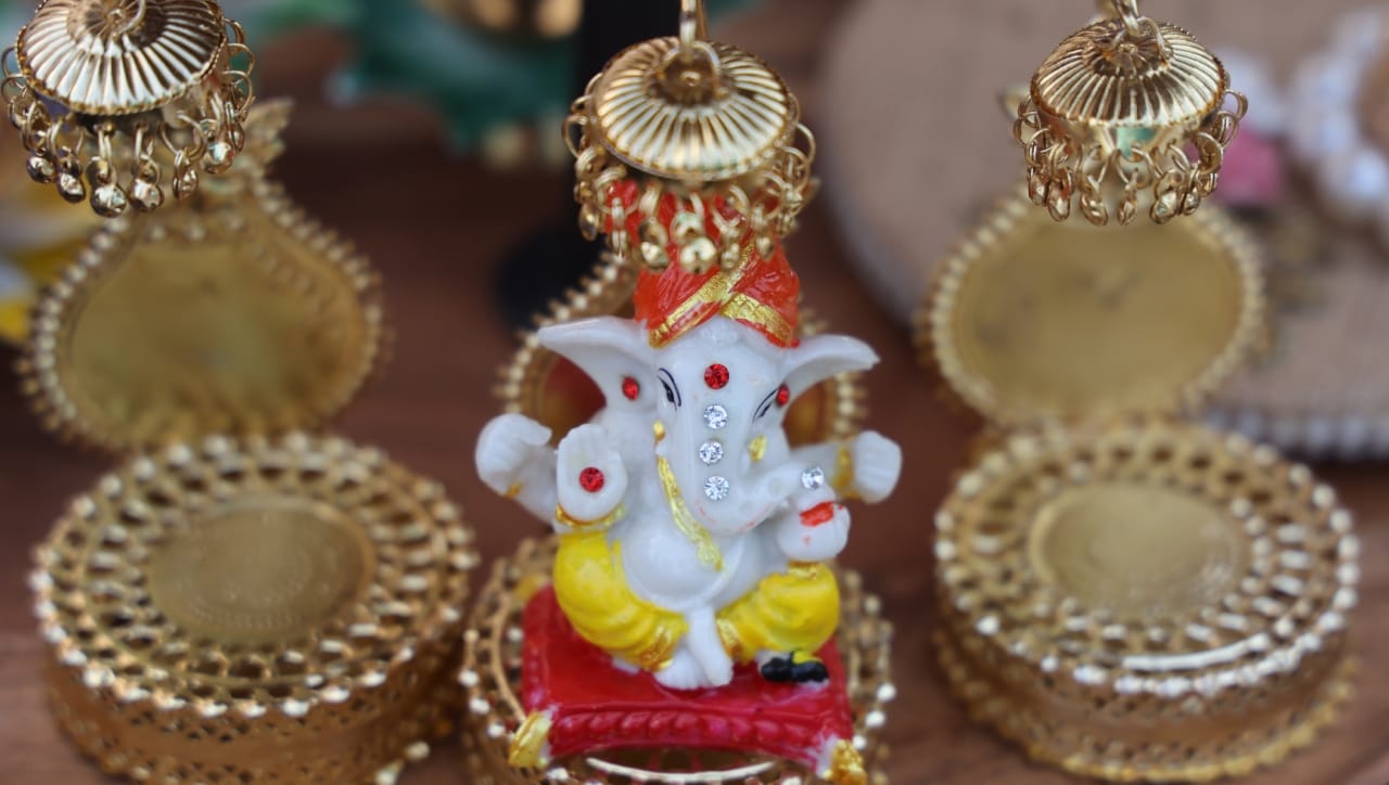 प्रत्येक मूर्तीची स्थापना करण्यासाठी वास्तूशास्त्रानुसार ठराविक दिशा आणि स्थान असते. भेट मिळालेली मूर्ती जर चुकीच्या ठिकाणी ठेवली गेली, तर त्याचा घरातील सदस्यांवर नकारात्मक परिणाम होऊ शकतो.