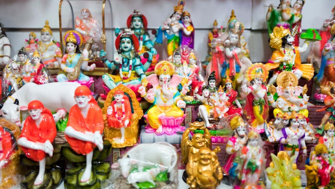 देवाच्या मूर्ती भेट म्हणून देणे योग्य की अयोग्य? शास्त्राचे नियम काय सांगतात?