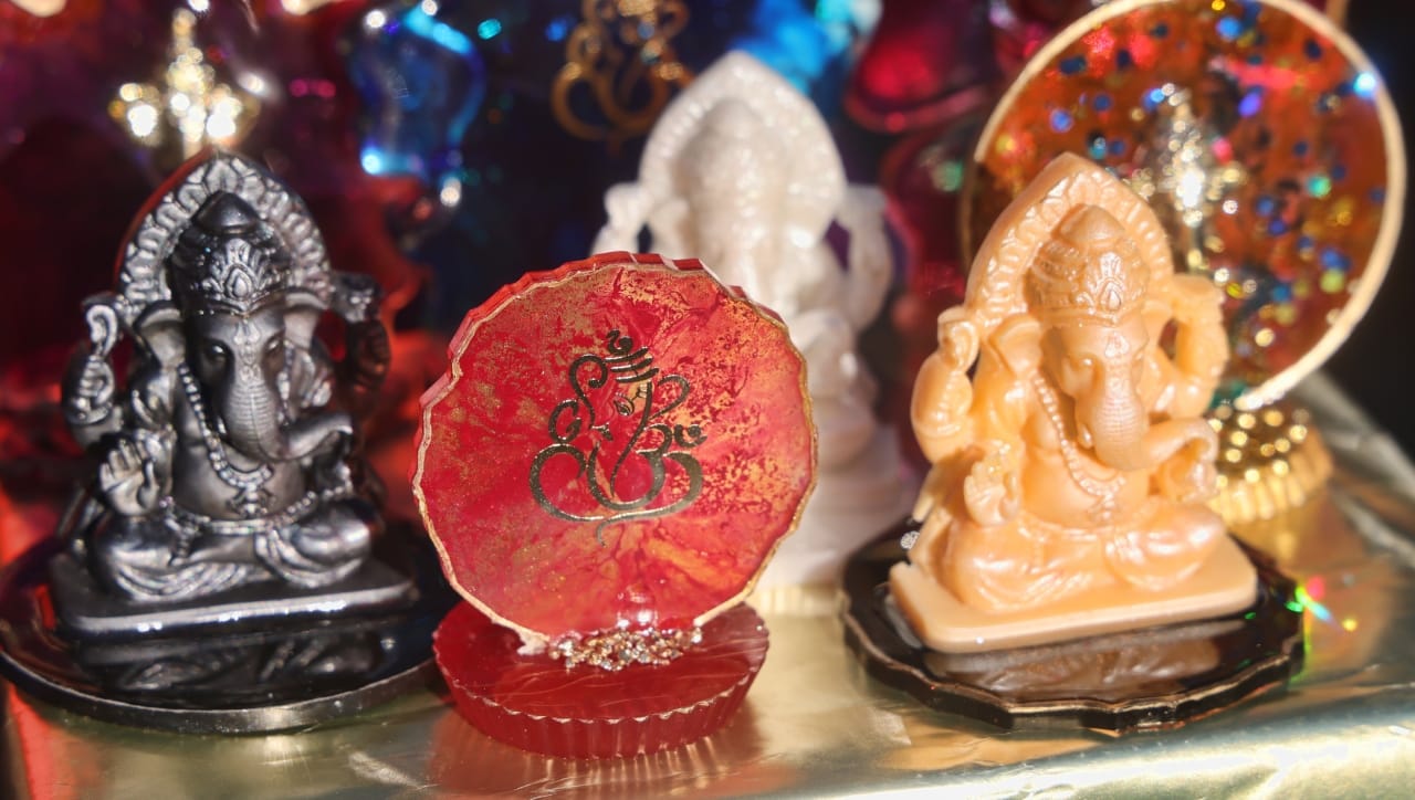 जर समोरच्या व्यक्तीला वेळेअभावी किंवा इतर कारणांमुळे त्या मूर्तीची शास्त्रोक्त पूजा करता आली नाही, तर तो देवतेचा अपमान मानला जातो आणि त्याचे दोष मूर्ती देणाऱ्यालाही लागू शकतात, अशी धारणा आहे.