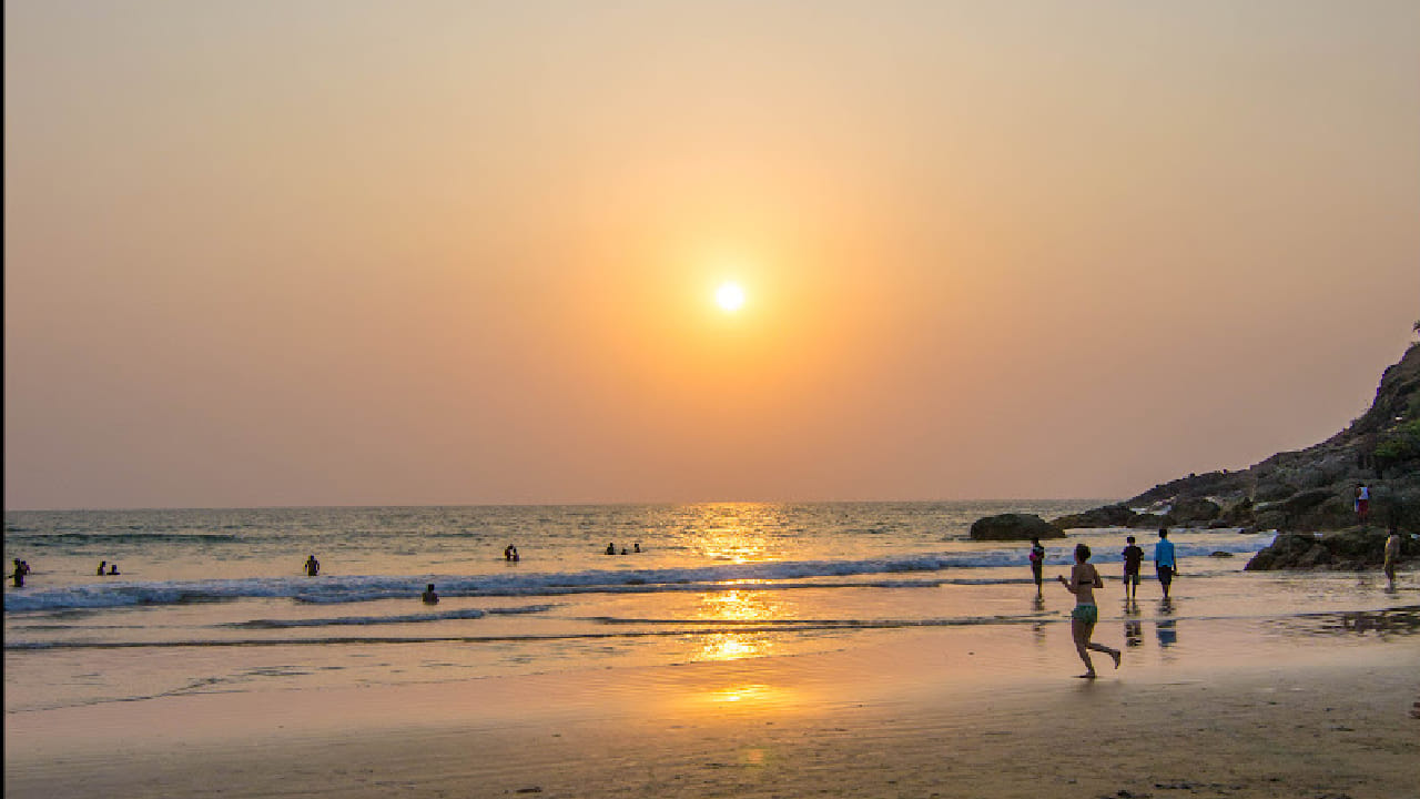 कर्नाटकातील गोकर्ण येथील हे किनारे थोडे दूर असल्यामुळे इथे गर्दी कमी असते. सूर्यास्ताच्या वेळी लोक छोटे-छोटे गट करून बसतात. कोणी गप्पा मारतं तर कोणी शांतपणे निसर्गाचा आनंद घेतं. हीच त्यांची खासियत आहे.