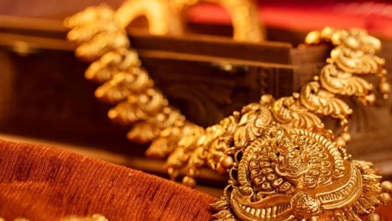 रस्त्यावर चालताना सोन्याचे दागिने किंवा नाणी सापडल्यास आपण त्याला लक्ष्मीची कृपा किंवा नशीब समजतो. पण रस्त्यावर सापडलेले हे सोने तुम्हाला श्रीमंत नाही तर कंगाल करु शकते. ऐकून धक्का बसला ना, पण हे खरं आहे.