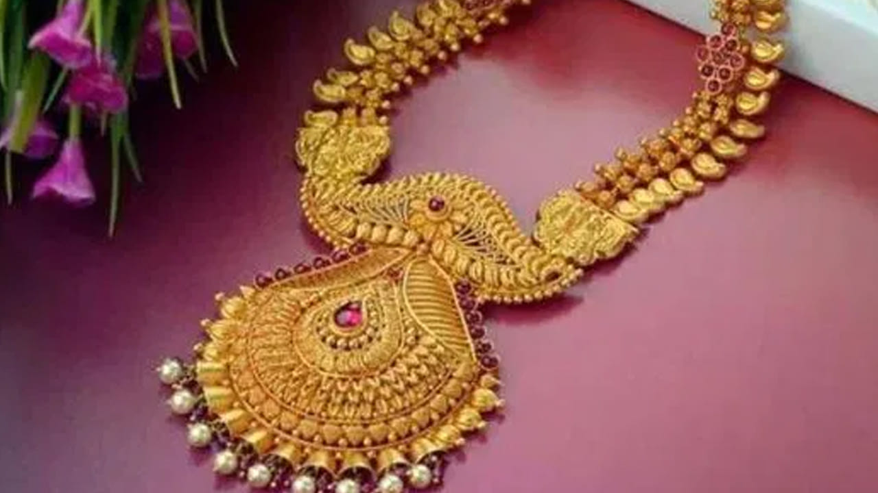 तुम्ही चॉकलेटसाठी स्वित्झर्लंड ओळखत असाल, पण हा देश सोन्याच्या शुद्धीकरणाचे (Refining) मोठे केंद्र आहे. जिथे सोनं बनतं तिथेच घेतलं की ते स्वस्त पडतं. त्यामुळे भरपूर साठा असल्याने इथे भाव थोडे कमीच असतात.