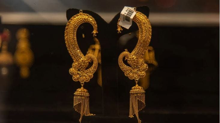 गेल्या काही दिवसांपासून सोन्याच्या भावात मोठा चढ-उतार होताना पाहायला मिळत आहे. सोन्याचा भाव कधी घसरतोय तर कधी हाच भाव वाढत आहे. सध्या 22 एप्रिल रोजी सोनं पुन्हा एकदा स्वस्त झालं आहे. 