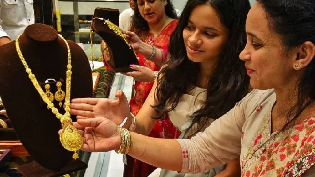 चांगले दिवस आले, सोन्याचा भाव धाडकन पडला; 10 ग्रॅमचा रेट एकाच दिवसात…वाचा नवा भाव!
