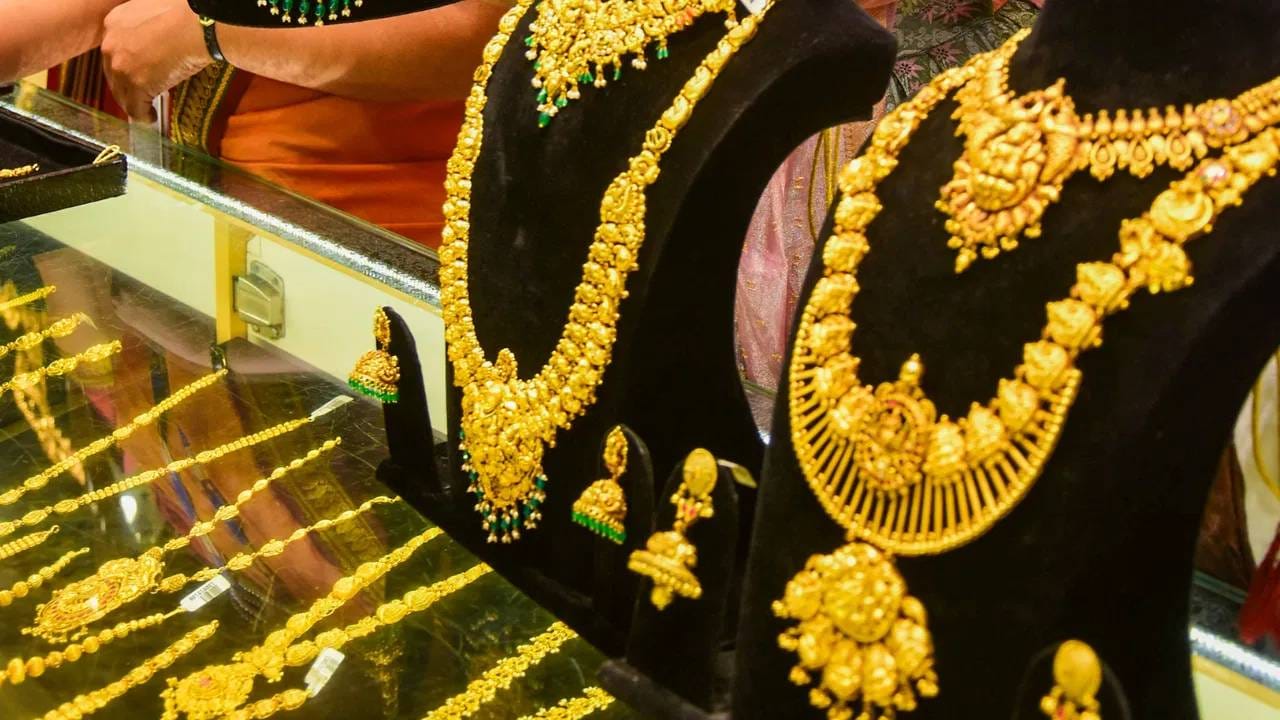 Today Gold Price : सराफा बाजारात मोठी घडामोड, सोन्याचे दर खाली, आज 10 ग्रॅम सोनं…