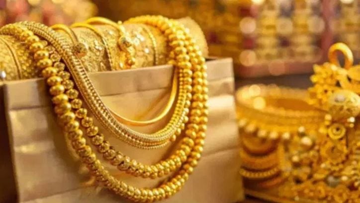 गेल्या काही दिवसांपासून सोने आणि चांदीचा भाव कधी वधारताना तर कधी कमी होताना दिसत आहे. सध्या सोन्याचा भाव अक्षय्य तृतीयेनंतर कमी झाला आहे. 24 कॅरेट सोनं स्वस्त झालं आहे.