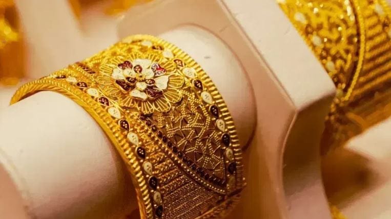 इराण युद्ध सुरू झाले तेव्हापासून सोन्याच्या भावात सातत्याने घसरण झाली आहे. युद्ध सुरू झाल्याने सोनं महाग होईल असा अंदाज लावला जात होता. परंतु आता सोन्याचा भाव कमी झाला आहे. अमेरिकन डॉलर मजबूत झाल्याने गुंतवणूकदारांनी सोन्याकडे पाठ फिरवल्याचे बोलले जात आहे.