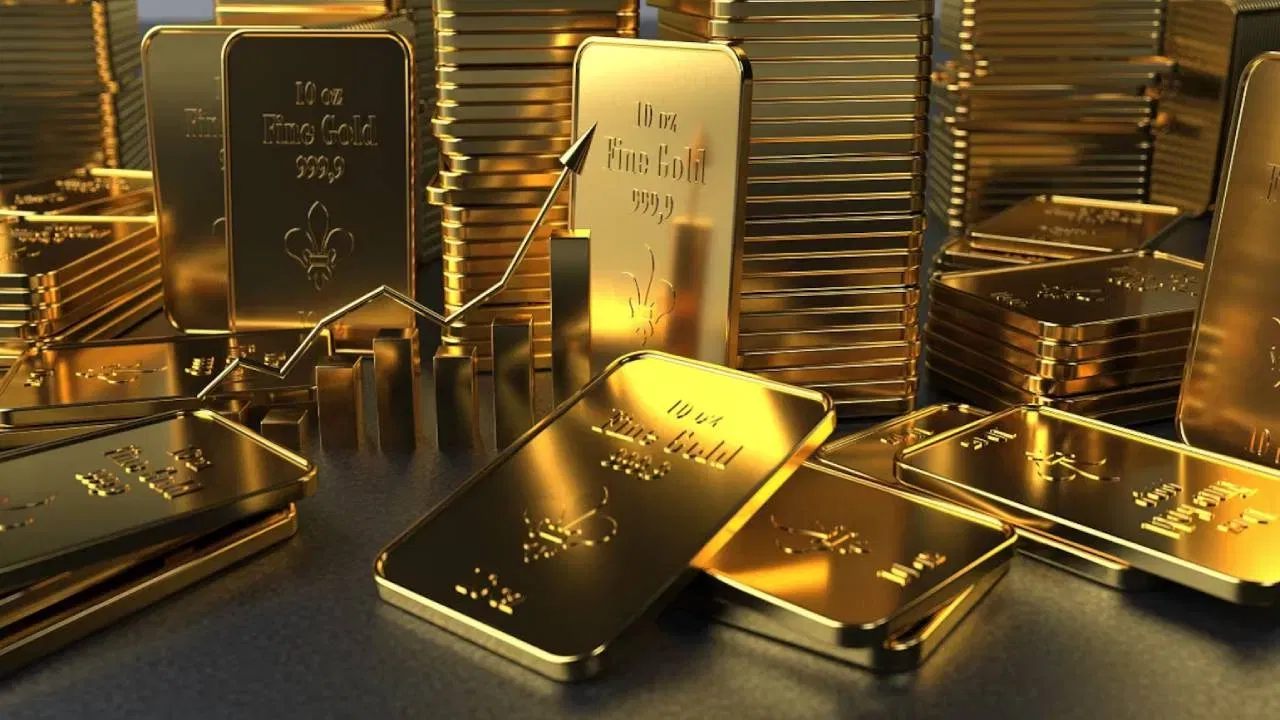 अक्षय तृतीयेच्या दिवशी सोने खरेदी करण्याची जुनी परंपरा आहे. पण यंदा सोने खरेदी करताना सर्वसामान्य लोकांना दहा वेळा विचार करावा लागणार आहे. जळगावच्या सराफ बाजारात सोन्या आणि चांदीच्या दरात पुन्हा वाढ झाली आहे.