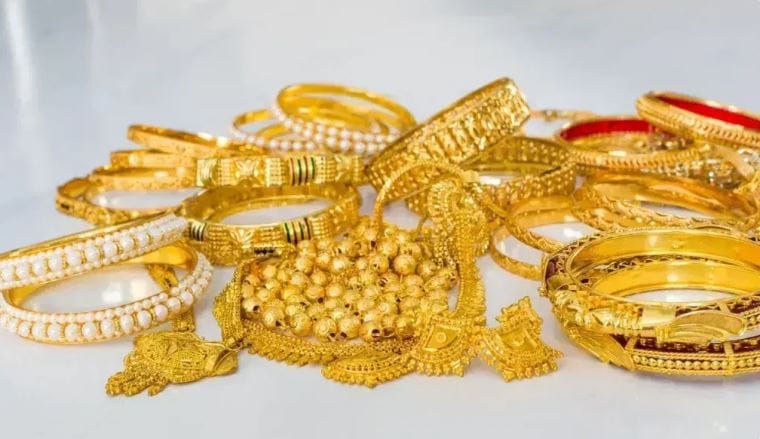 दरम्यान, युद्ध सुरू होण्याआधी सोन्याचा भाव खूपच जास्त होता. कधीकाळी सोनं एवढं वधारलं होतं की ते सामान्यांच्या आवाक्याबाहेर गेलं होतं. एमसीएक्सवर सोमवारचा सोन्याचा भाव 1,48,298 रुपये प्रति 10 ग्रॅम आहे. तज्ज्ञांच्या मते भविष्यात सोनं आणखी स्वस्त होऊ शकतं.