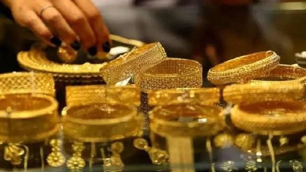 परंतु आता पाहायचे झाल्यास सार्वकालिक उच्चांकाच्या तुलनेत सोनं तब्बल 25 टक्क्यांनी स्वस्त झालं आहे. आकड्यातच सांगायचे झाले तर आपल्या सार्वकालिक उच्चांकाच्या तुलनेत सोनं तब्बल 54,686 रुपये प्रति 10 ग्रॅम रुपयांनी घसरलं आहे.