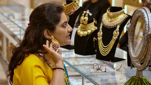 या गोल्ड कंपन्यांच्या शेअरमध्ये आलेल्या तेजीमागे केंद्र सरकारचा एक निर्णय कारणीभूत ठरला आहे. सरकारने सोने आणि चांदीच्या बेस इम्पोर्ट प्राईज (Base Import Price) मोठी कपात केली आहे. सरकारच्या या पावलाने बुलियन मार्केट आणि ज्वेलरी स्टॉक्स संदर्भात गुंतवणूकदारांचा कल बदलला, ज्यामुळे सोमवारी बाजार उघडताच खरेदीसाठी झुंबड उडाली. सरकारच्या या निर्णयाच्या आधी MCX वर सोने आणि चांदी लाल निशानावर कामकाज करत होते. इम्पोर्ट प्राईस घटल्याच्या बातमीने रेट 2 टक्क्यांपर्यंत वाढले.