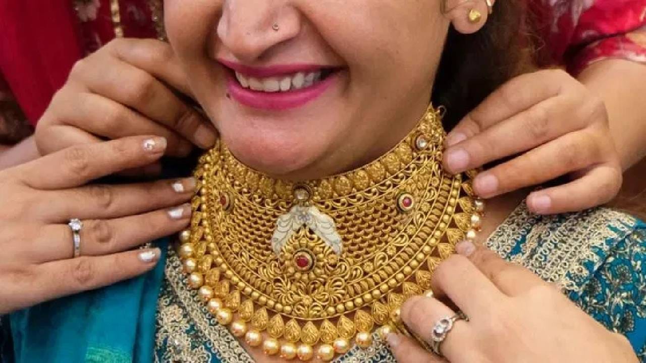 Gold Rate : आता सोनं खरेदी करणं अशक्य! 10 ग्रॅमचा भाव तब्बल….किंमत पाहून थक्क व्हाल!