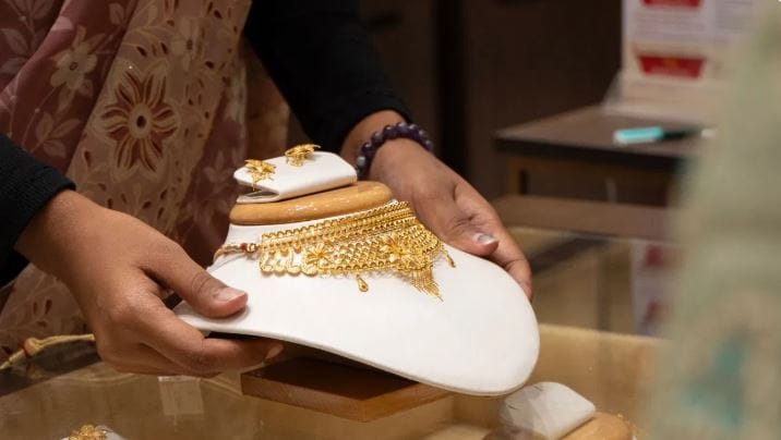 अक्षय तृतिया जवळ आली आहे. या सणामुळे सराफा बाजारात मोठी उलाढाल होताना पाहायला मिळत आहे. सोन्याचा भावही रोज कमी-जास्त होत आहे. आज पुन्हा एकदा सोन्याचा भाव वाढला आहे. सोन्यासह चांदीचा भावदेखील वाढला आहे. गेल्या वर्षभराचा विचार करायचा झाला तर सोन्याचा भाव चक्क 50 टक्क्यांपेक्षा जास्त वाढला आहे.