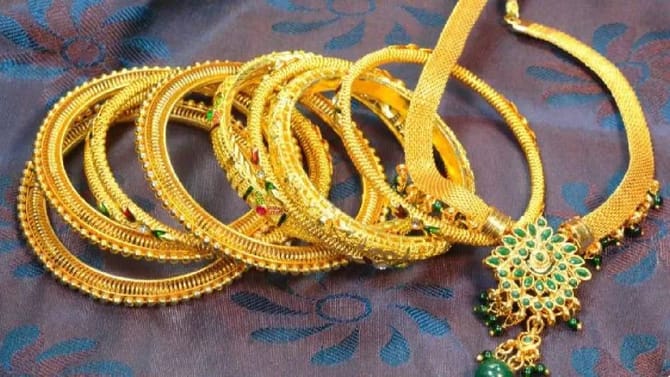 सराफा बाजारात मोठी पडझड! सोनं तब्बल 2000 रुपयांनी स्वस्त!