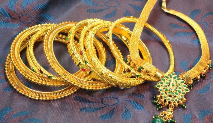 गेल्या वर्षभरात बऱ्याच घडामोडी घडल्या. रशिया-युक्रेन युद्ध अमेरिका-इस्रायल आणि इराण यांच्यातील युद्ध अमेरिकेचे टॅरिफ धोरण यामुळे वर्षभरात सोन्याचा भाव चांगलाच वाढल्याचे पाहायला मिळाले. आकडेवारीत सांगायचे झाले तर ही भाववाढ 50 टक्के आहे. 