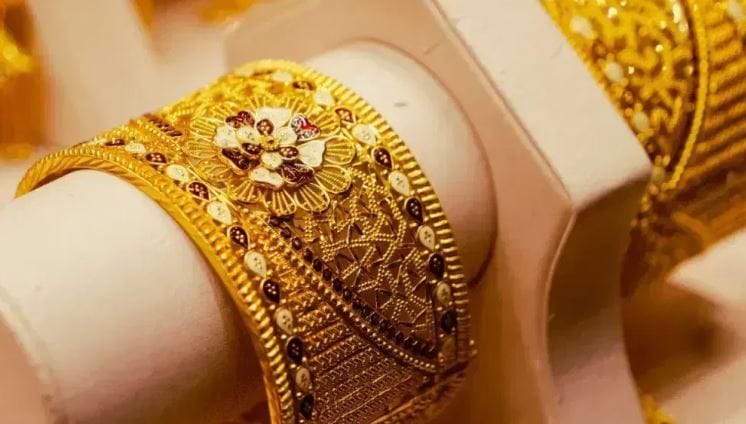 आकडेवारीत सांगायचे झाल्यास 30 एप्रिल 2026 रोजीच्या भावाच्या तुलनेत आज सोन्याचा भाव तब्बल 57755 रुपयांनी वाढला आहे. आज म्हणजेच 16 एप्रिल 2026 रोजी 24 कॅरेट सोन्याचा भाव 157255 रुपये प्रति 10 ग्रॅम एवढा आहे. 