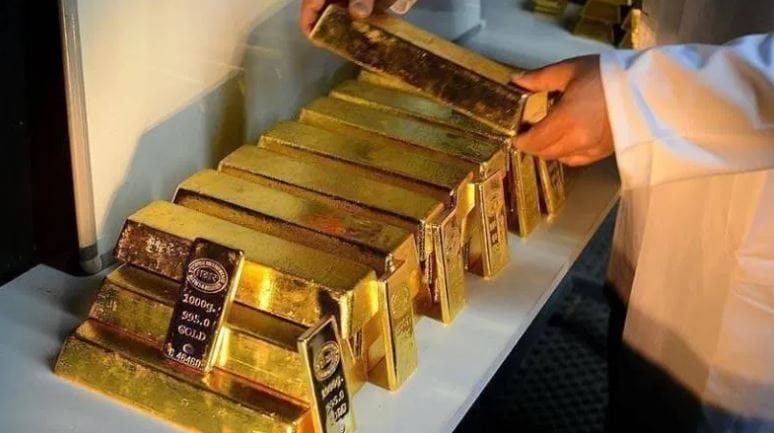 गुड रिटर्न्स या अर्थविषयक माहिती देणाऱ्या संकेतस्थळानुसार आज 10 ग्रॅम 24 कॅरेट सोन्याचा भाव 330 रुपयांनी कमी झाला आहे. तर प्रत्येक ग्रॅममागे सोनं 33 रुपयांनी घसरलं आहे. 