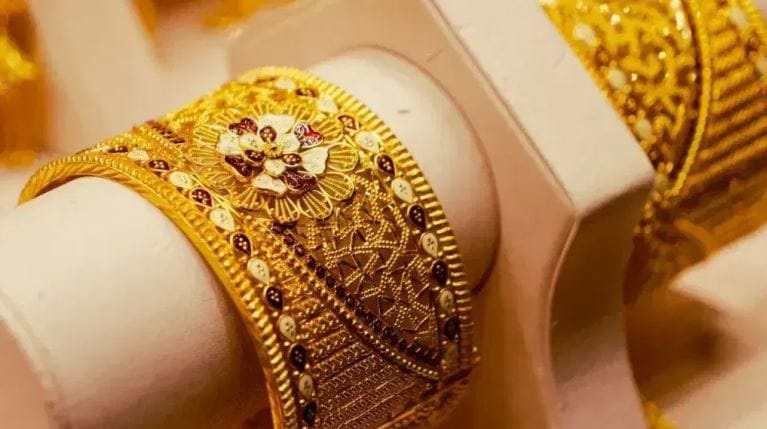 काल 1 ग्रॅम 24 कॅरेट सोन्याचा भाव 15 हजार 404 रुपये होता. आज याच एक ग्रॅम सोन्याचा भाव 15 हजार 371 रपये आहे. सध्या सराफा बाजारात चढउतार होताना पाहायला मिळत आहे. त्यामुळे उद्या पुन्हा एकदा सोन्याचा भाव बदलण्याची दाट शक्यता आहे.