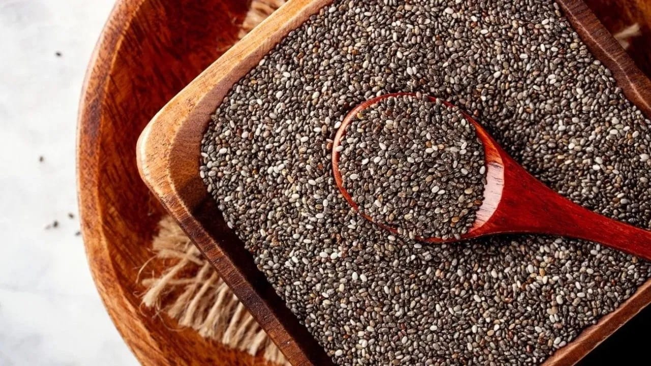 कोलेस्ट्रॉलची पातळी कमी करण्यासाठी आणि हार्मोन्सचे संतुलन राखण्यासाठी जवस खूप चांगले आहे. जवस त्वचा आणि केसांच्या आरोग्यासाठी खूप उपयुक्त आहे. शिवाय, ते संपूर्ण आरोग्यासाठी खूप फायदेशीर आहे. शरीराला त्यातील पोषक तत्वे पूर्णपणे शोषून घेता यावीत यासाठी, ते अख्खे खाण्याऐवजी हलके भाजून आणि दळून खाणे चांगले.