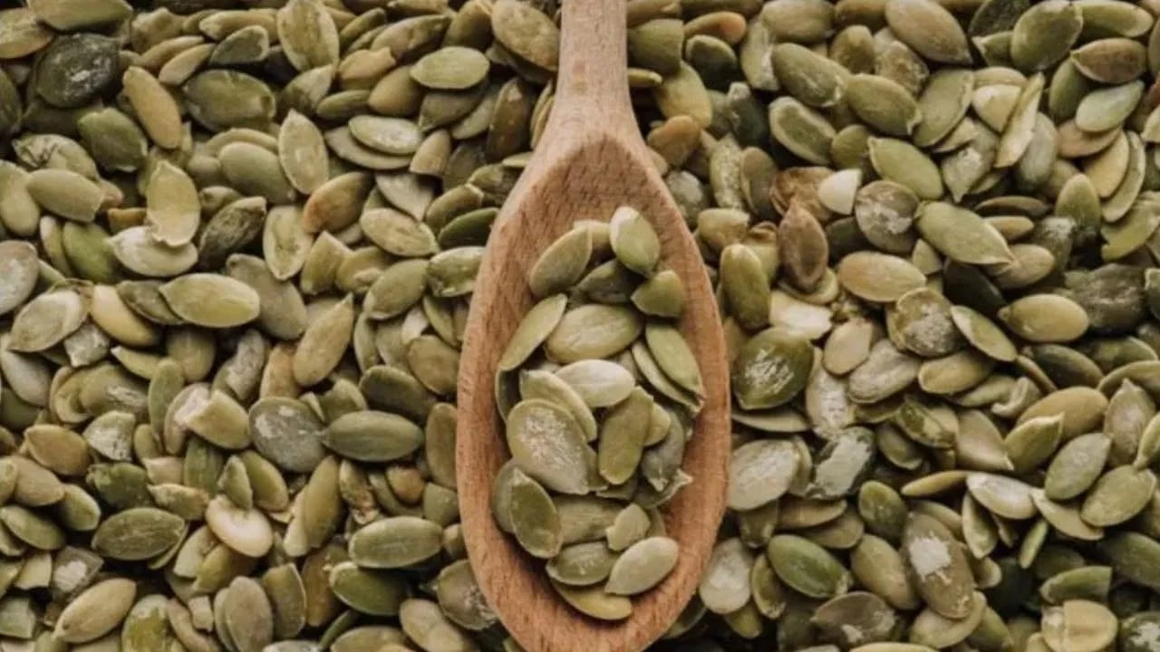 ज्यांना आपली रोगप्रतिकारशक्ती वाढवायची आहे, त्यांच्यासाठी भोपळ्याच्या बिया सर्वोत्तम आहेत. त्यांमध्ये झिंक आणि मॅग्नेशियम भरपूर प्रमाणात असते. त्या निद्रानाशावर उपचार करण्यास, गाढ झोप लागण्यास आणि पुरुषांमधील प्रोस्टेट ग्रंथीचे आरोग्य सुधारण्यास मदत करतात. त्या नुसत्या किंवा सॅलडमध्ये घालून खाण्यासाठी उत्तम आहेत.