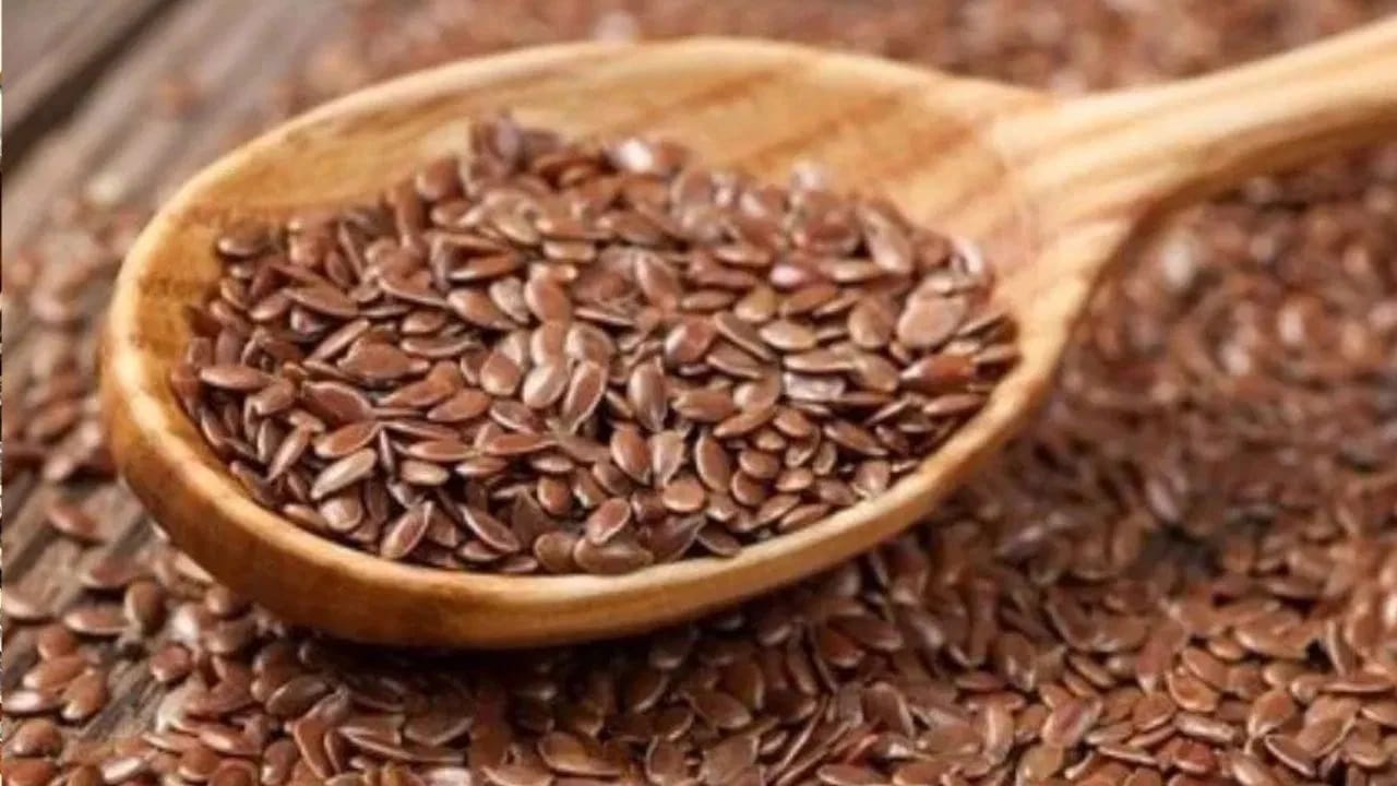 चिया बिया वजन कमी करण्यासाठी एक लोकप्रिय बी आहे. त्यामध्ये ओमेगा-3 फॅटी ॲसिड आणि फायबर भरपूर प्रमाणात असतात, जे रक्तातील साखरेची पातळी नियंत्रित ठेवण्यास आणि हृदयाचे आरोग्य सुधारण्यास मदत करतात. खाण्यापूर्वी त्या सुमारे दहा ते पंधरा मिनिटे पाण्यात किंवा रसात भिजवून ठेवाव्यात. तसेच, एका चमच्यापेक्षा जास्त खाऊ नये.