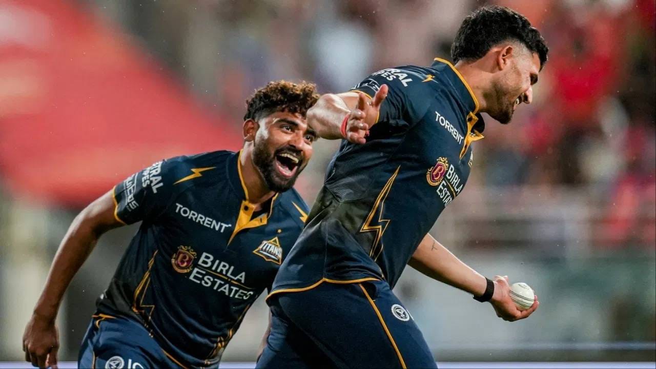 मुंबई इंडियन्सची वेगवान गोलंदाजी सरासरीच्या बाबतीत 10 टीम्समध्ये सर्वात खाली आहे. गुजरात टायटन्सची चौकडी नंबर 1 आहे. गुजरातच्या वेगवान गोलंदाजीत सिराज, रबाडा, प्रसिद्ध आणि अशोक शर्मा हे खेळाडू आहेत. या चौघांची सरासरी मिळून 24.89 आहे. 10 टीम्समध्ये ही सर्वात कमी सरासरी आहे. त्यांनी पहिल्या 5 सामन्यात 75 ओव्हर टाकले. 722 धावा देऊन 29 विकेट काढले. (Photo: PTI)