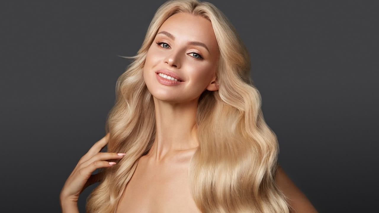 तपकिरी केस असणाऱ्या व्यक्तींच्या व्यक्तिमत्त्वात एक वेगळीच ऊर्जा असते. शास्त्रांनुसार हे लोक अत्यंत हुशार आणि सक्रिय असतात. कोणतेही काम मोठ्या उत्साहाने पूर्ण करण्याकडे त्यांचा कल असतो. त्यांचा स्वभाव मिळूनमिसळून घेणारा असतो, त्यामुळे ते इतरांशी लवकर मैत्री करतात. नेहमी आनंदी राहणे आणि इतरांनाही उत्साही ठेवणे हा त्यांचा खास गुण आहे.