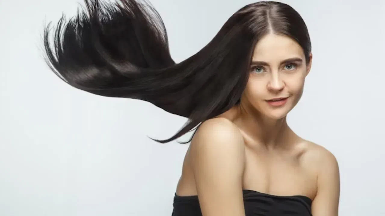 सामुद्रिक शास्त्रानुसार, ज्यांचे केस काळे, मऊ आणि चमकदार असतात, ते अत्यंत नशीबवान मानले जातात. अशा केसांच्या महिला घरात सुख-समृद्धी आणतात, असे मानले जाते. हे लोक अत्यंत दृढनिश्चयी, कठोर परिश्रमाच्या जोरावर यश मिळवण्याची क्षमता असलेले आणि आयुष्यात समृद्धी आणि आनंदाचा उपभोग घेतात.