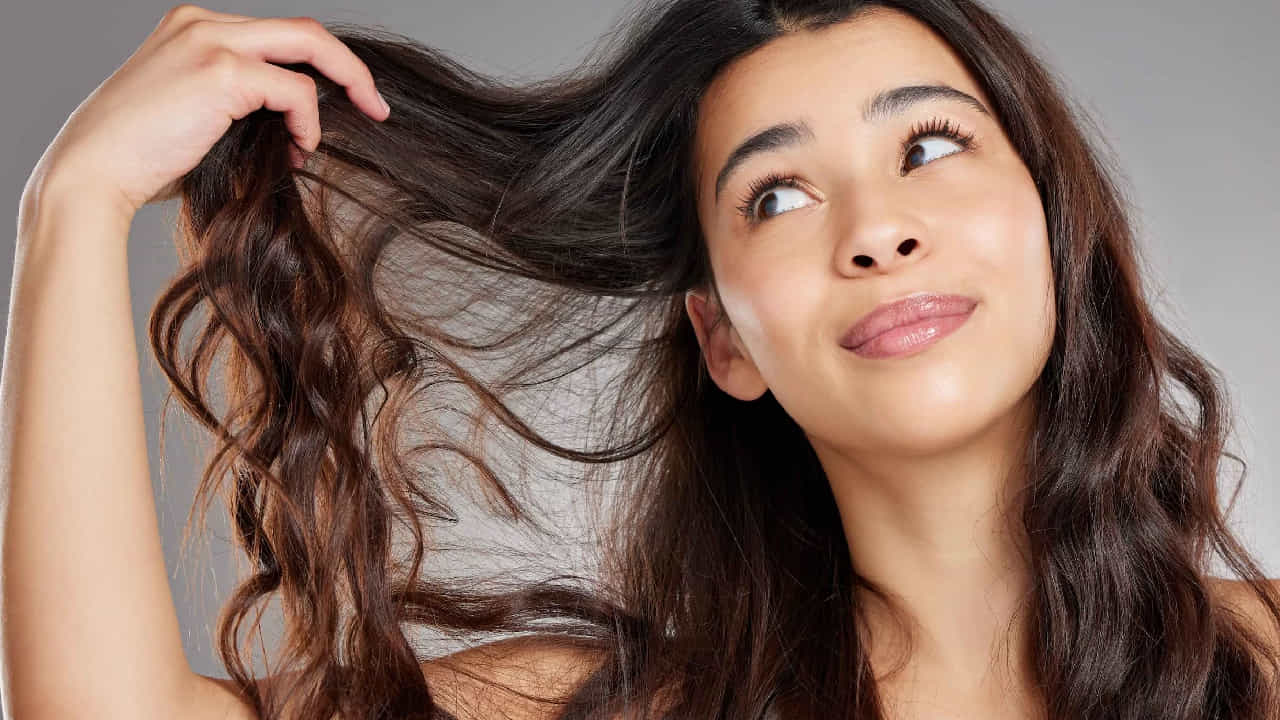 उन्हाळ्यात सूर्याच्या हानीकारक किरणांपासून केसांचे संरक्षण करण्याचे हे पाच सोपे उपाय