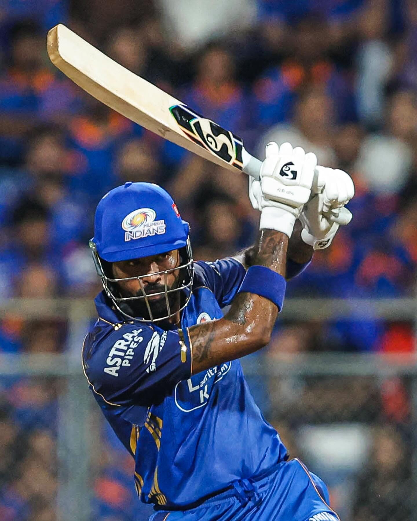 म्हणजे मुंबईला आपले सर्व उर्वरित 6 सामने जिंकावेच लागतील. तेव्हाच ते 16 पॉइंट्स पर्यंत पोहोचू शकतात. अजून एक पराभव झाल्यास त्यांचं स्पर्धेतील आव्हान संपुष्टात येईल.   