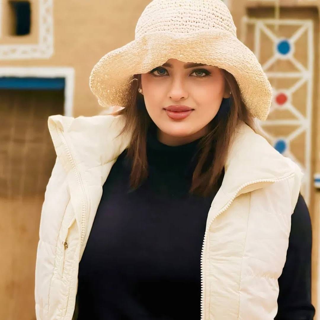 एनडीटीव्हीशी बोलताना दिव्यांका सिरोहीचा नातेवाईक जितेश कुमारने सांगितलं की, दिव्यांकाची तब्येत मंगळवारी चांगली होती. दुपारी जेवण तिनेच बनवलं. संध्याकाळी सातच्या आसपास तिची तब्येत बिघडली. भाऊ संध्याकाळी घराबाहेर होता. रात्री दहावाजता तो घरी आला, त्यावेळी त्याने पाहिलं की, दिव्यांकाची तब्येत बिघडली आहे.  Divyanka Sirohi Instagram