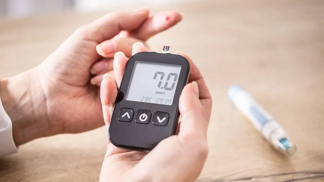 हा काळेपणा मानेच्या मागच्या बाजूला काखेत किंवा कोपऱ्यांवर येतो. हा भाग अधिक काळ पडतो. हेच नाही तर आपली गुडघेही अधिक प्रमाणात काळी पडतात. 