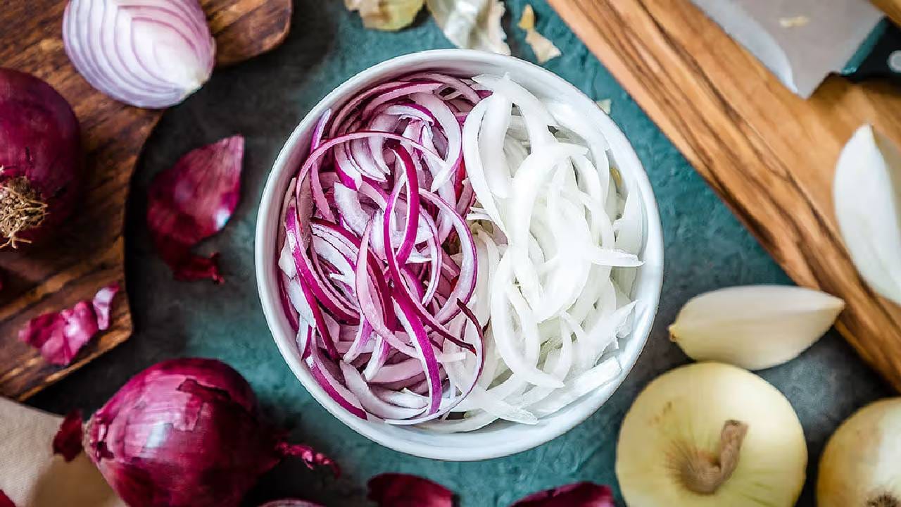 तुम्हालाही ‘या’ समस्या आहेत? चुकूनही कच्चा कांदा खाऊ नका