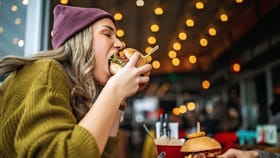 घाई-घाईने खाणं वजन वाढण्याचं मुख्य कारण, खाण्याच्या सवयी ठरतील घातक.