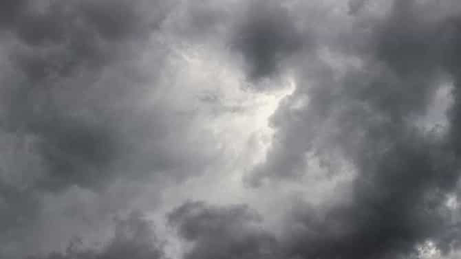 मोठं संकट, अतिमहत्वाच्या कामाशिवाय घराबाहेर जाणे टाळाच, या जिल्ह्यात शाळांना सुट्टी जाहीर