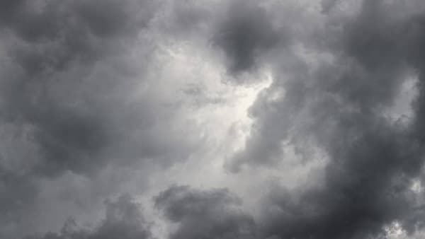 मोठं संकट, अतिमहत्वाच्या कामाशिवाय घराबाहेर जाणे टाळाच, या जिल्ह्यात शाळांना सुट्टी जाहीर