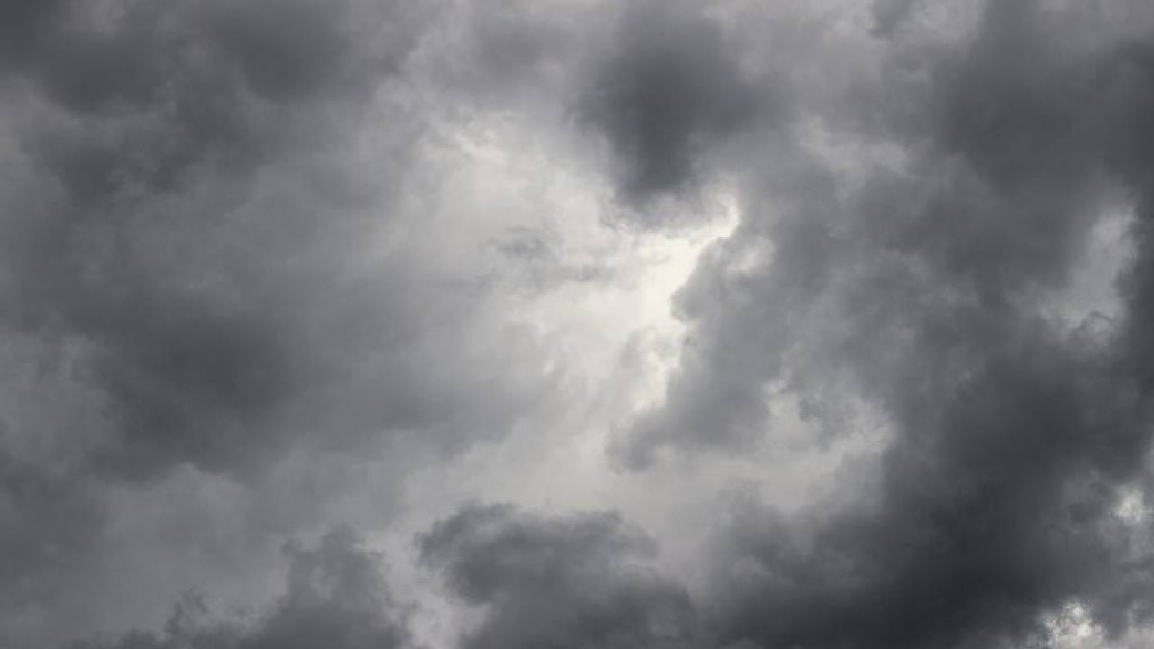 मोठं संकट, अतिमहत्वाच्या कामाशिवाय घराबाहेर जाणे टाळाच, या जिल्ह्यात शाळांना सुट्टी जाहीर मोठं संकट, अतिमहत्वाच्या कामाशिवाय घराबाहेर जाणे टाळाच, या जिल्ह्यात शाळांना सुट्टी जाहीर