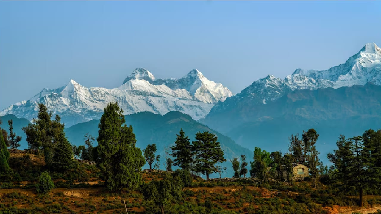 हिमाचल प्रदेश आणि उत्तराखंडमधील लोकप्रिय पर्यटनस्थळांवर वाढती गर्दी आता पर्यावरणावर ताण आणू लागली आहे. अशा परिस्थितीत शांतता, निसर्ग आणि निवांत वेळ शोधणाऱ्या पर्यटकांसाठी काही हिल स्टेशन उत्तम पर्याय ठरत आहेत. चला जाणून घेऊया अशाच 4 सुंदर आणि शांत ठिकाणांबद्दल. 