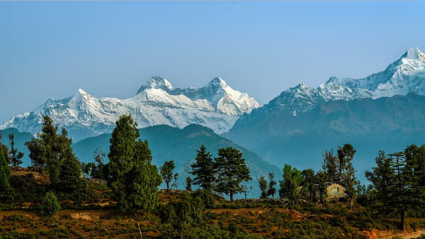 हिमाचल प्रदेश आणि उत्तराखंडमधील लोकप्रिय पर्यटनस्थळांवर वाढती गर्दी आता पर्यावरणावर ताण आणू लागली आहे. अशा परिस्थितीत शांतता, निसर्ग आणि निवांत वेळ शोधणाऱ्या पर्यटकांसाठी काही हिल स्टेशन उत्तम पर्याय ठरत आहेत. चला जाणून घेऊया अशाच 4 सुंदर आणि शांत ठिकाणांबद्दल.