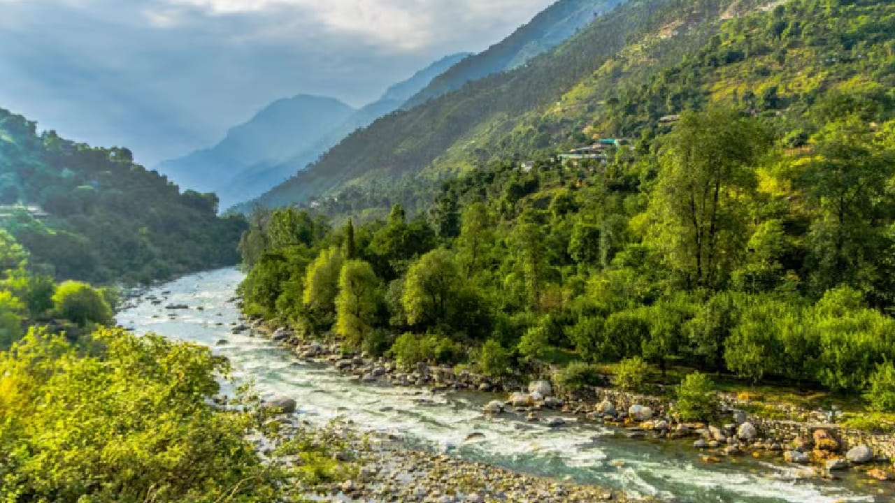 ग्रेट हिमालयन नॅशनल पार्कजवळ असलेली तीर्थन व्हॅली निसर्गप्रेमींसाठी स्वर्गच आहे. स्वच्छ नदीकिनारे, ट्राउट मासेमारी आणि शांत असणारे हे ठिकाण खास बनतं. इतर हिल स्टेशनच्या तुलनेत कमी व्यापारीकरण असल्याने इथे खऱ्या अर्थाने निवांतपणा अनुभवता येतो.