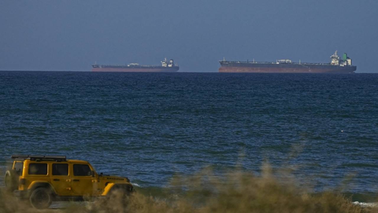 ओमानची भूमिका ध्यानात घेऊन हा प्रस्ताव मांडण्यात आला आहे. कारण या नैसर्गिक जलमार्गावर कोणताही टोल आकारणार नाही अशी ओमानने घोषणा केली होती. यामुळे जगात व्यवस्था बिघडेल असं ओमानचं म्हणणं होतं.   Getty Images