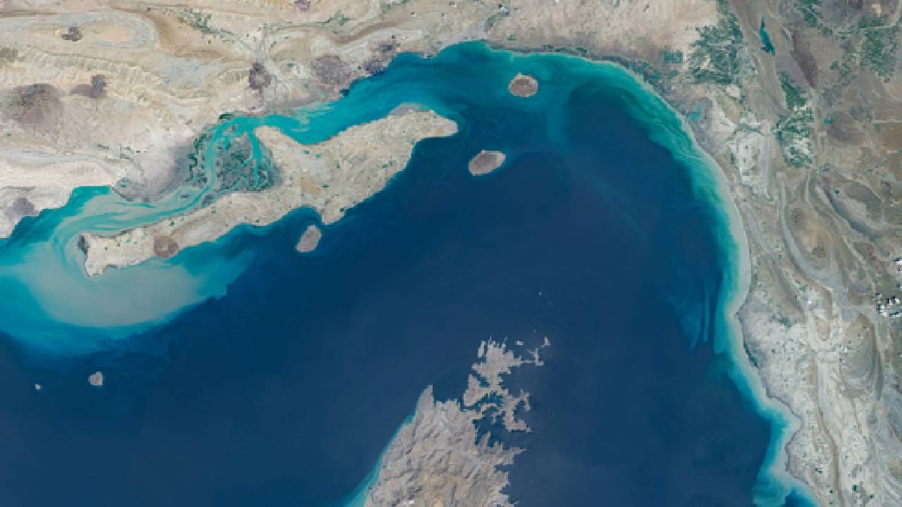 युद्धाचा आधार घेत देशात झालेलं नुकसान भरून काढण्यासाठी इराणने स्ट्रेट ऑफ हॉर्मुजमध्ये टोल वसुलीला अधिकृत मान्यता देण्याची मागणी केली आहे. त्यासाठी ते सतत धमक्या देत आहेत. अमेरिकेसह जगातील सर्वच देशांचा या मागणीला विरोध आहे. भारताने तर हॉर्मुजमधील  जलवाहतूक पूर्णपणे मुक्त असली पाहिजे हे आधीच म्हटलं आहे.  Getty Images