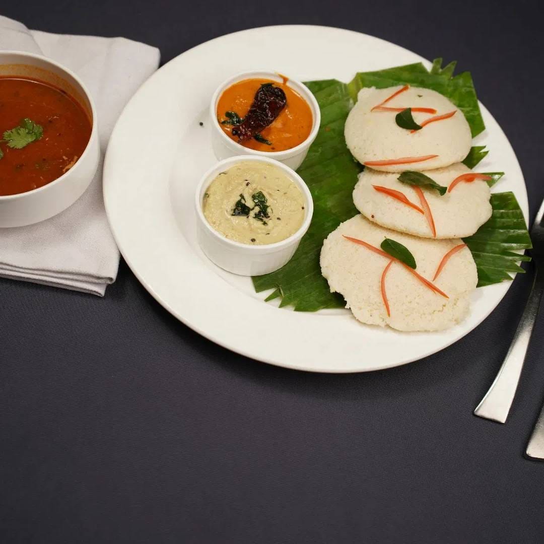 सीनियर डाइटिशियन गीतिका चोपडा यांच्यानुसार, उपमा, इडली आणि पोहे तुम्ही नाश्त्यामध्ये खात असाल तर फायबर इंटेक सुद्धा ठेवा. लोक प्लेन पोहे किंवा उपमा खातात. त्यात फायबरची कमतरता असते. त्यामुळे शुगर पेशेंट्सचा त्रास वाढू शकतो. 