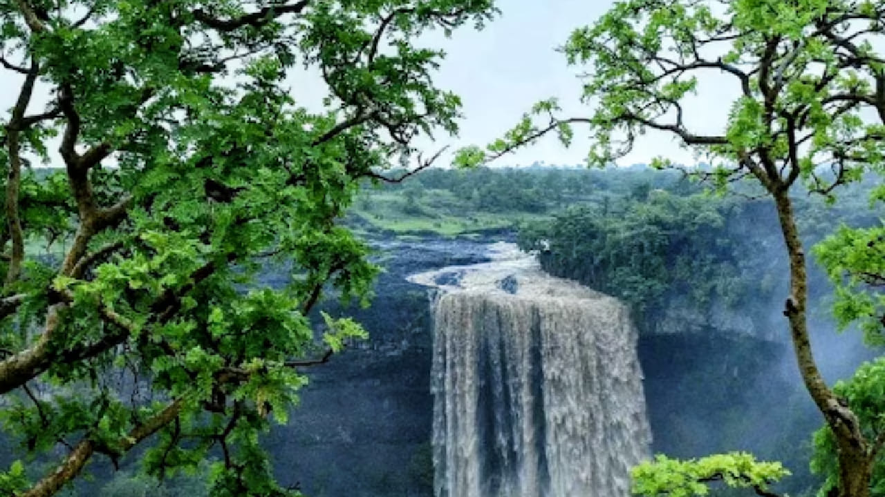 इंदौरपासून सुमारे 35 किमी अंतरावर महू तहसीलमध्ये असलेला पाताळपानी धबधबा उन्हाळ्यात फिरण्यासाठी उत्तम ठिकाण आहे. सुमारे 300 फूट उंचीवरून कोसळणारा हा धबधबा दूरवरूनही अत्यंत आकर्षक दिसतो. कुटुंबीय किंवा मित्रांसोबत पिकनिकसाठी हे ठिकाण परफेक्ट आहे. 